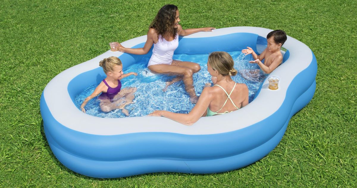 Απεικονίζονται δύο παιδιά και δύο γυναίκες να χαλαρώνουν παρέα μέσα στη πισίνα.
